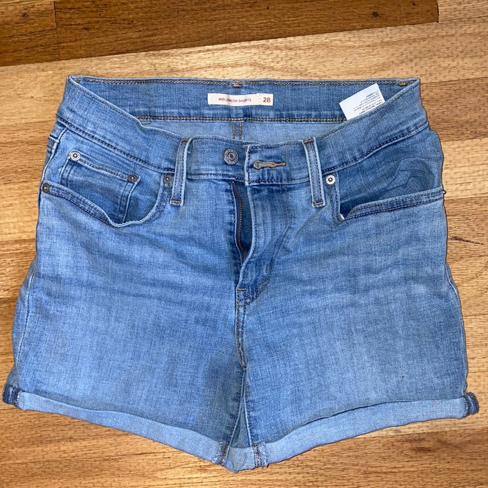 Like new Levi’s mid length jean shorts